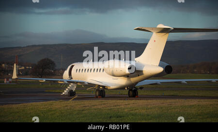 Eine sehr teure Biz Jet (Global 5000) sitzt auf einem abgelegenen Teil des Flughafens erwartet die Gäste an Bord. Der internationale Flughafen Glasgow, Glasgow, Großbritannien - 28. Stockfoto