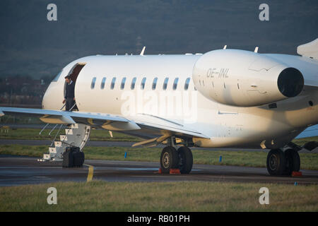 Eine sehr teure Biz Jet (Global 5000) sitzt auf einem abgelegenen Teil des Flughafens erwartet die Gäste an Bord. Der internationale Flughafen Glasgow, Glasgow, Großbritannien - 28. Stockfoto