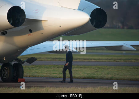 Eine sehr teure Biz Jet (Global 5000) sitzt auf einem abgelegenen Teil des Flughafens erwartet die Gäste an Bord. Der internationale Flughafen Glasgow, Glasgow, Großbritannien - 28. Stockfoto