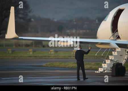 Eine sehr teure Biz Jet (Global 5000) sitzt auf einem abgelegenen Teil des Flughafens erwartet die Gäste an Bord. Der internationale Flughafen Glasgow, Glasgow, Großbritannien - 28. Stockfoto