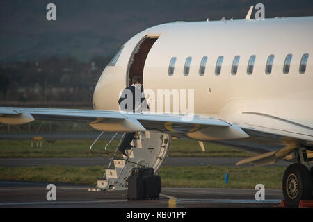 Eine sehr teure Biz Jet (Global 5000) sitzt auf einem abgelegenen Teil des Flughafens erwartet die Gäste an Bord. Der internationale Flughafen Glasgow, Glasgow, Großbritannien - 28. Stockfoto