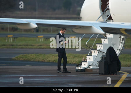 Eine sehr teure Biz Jet (Global 5000) sitzt auf einem abgelegenen Teil des Flughafens erwartet die Gäste an Bord. Der internationale Flughafen Glasgow, Glasgow, Großbritannien - 28. Stockfoto