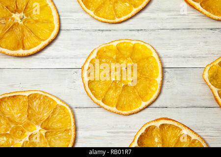 Orange Slice auf Holz, Hintergrund, Nahaufnahme Stockfoto