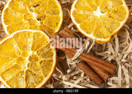 Ansicht von oben, Orange Slice und duftenden Zimtstangen, close-up Stockfoto