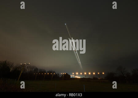 Flugzeug bei endgültiger Landung am Glasgow International Airport, Renfrew, Renfrewshire, Großbritannien - 4. Januar 2019. Credit Colin Fisher/Alamy Live News. Stockfoto