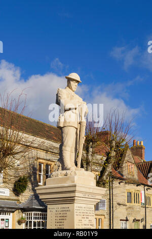 Kriegerdenkmal auf dem Marktplatz von Somerton, Somerset, England, Großbritannien Stockfoto