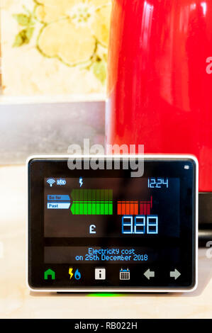 Ein Chamäleon Technologie Smart Meter von EDF Energy in der heimischen Küche zur Verfügung. Zeigt die Kosten für Energie bei Tag verbraucht. Stockfoto