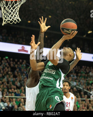 Kaunas, Litauen. Am 4. Januar, 2019. Brandon Davies (Vorne) von zalgiris Kaunas schießt während der regulären Saison Runde 16 Spiel im Uleb EuroLeague Basketball Turnier zwischen Zalgiris Kaunas in Litauen und Russland CSKA Moskau in Kaunas, Litauen, Jan. 4, 2019. CSKA Moskau gewann 84-79. Credit: alfredas Pliadis/Xinhua/Alamy leben Nachrichten Stockfoto