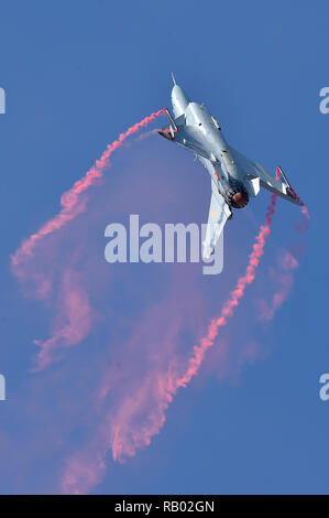 Peking, Guangdong Provinz Chinas. 6 Nov, 2018. Eine J-10 B Fighter jet führt eine Kunstflug Anzeige während der 12. internationalen Luft- und Raumfahrt China Ausstellung (Airshow China) in Zhuhai, des südchinesischen Provinz Guangdong, an November 6, 2018. Eine J-10 B Schub vectoring Demonstrator debütiert auf der Airshow China. Credit: Liang Xu/Xinhua/Alamy leben Nachrichten Stockfoto