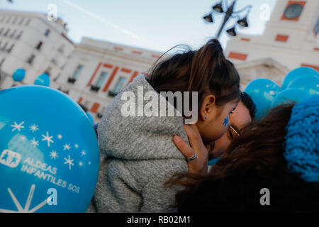 Madrid, Spanien. 5. Januar, 2019. Kinder malen ihre Gesichter für die Veranstaltung. Die NGO Aldeas Infantiles in Zusammenarbeit mit der Stadtverwaltung von Madrid feiert ein weiteres Jahr in der gedrängten Puerta del Sol Verkostung eine große Roscón de Reyes (runde Kuchen der drei Weisen). Ein Ereignis, das Bewusstsein in der Bevölkerung für die Bedeutung des Genießens Familie Momente wirft, so dass die Kinder wachsen auf Jan 5, 2019 in Madrid, Spanien Quelle: Jesús Hellin/Alamy leben Nachrichten Stockfoto