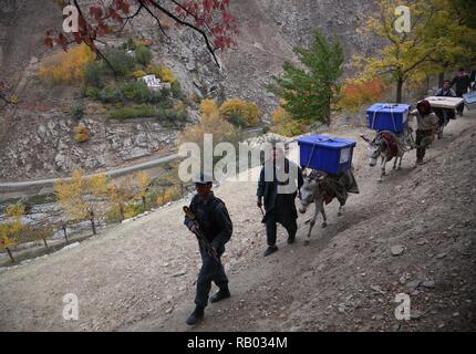 Peking, Afghanistan. Okt, 2018 19. Arbeitnehmer der Afghanischen Unabhängigen Wahlkommission (IEC) Verkehr Wahl Materialien in Abdullah Khil Tal von Dara Bezirk Pandschirtal Provinz Eastern Afghanistan, am Okt. 19, 2018. Credit: Rahmat Alizadah/Xinhua/Alamy leben Nachrichten Stockfoto