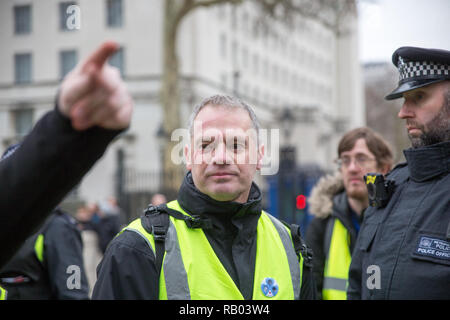 London, Großbritannien. 5. Januar 2018. Demonstrant wird während der gelbe Weste Demonstrationen in London Credit festgehalten: George Cracknell Wright/Alamy Live News Credit: George Cracknell Wright/Alamy leben Nachrichten Stockfoto