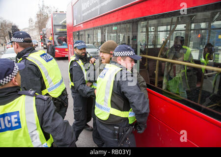 London, Großbritannien. 5. Januar 2018. Demonstrant wird während der gelbe Weste Demonstrationen in London Credit festgehalten: George Cracknell Wright/Alamy Live News Credit: George Cracknell Wright/Alamy leben Nachrichten Stockfoto