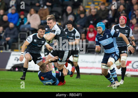 Fischadler center Scott Williams auf dem Angriff im Guinness Pro 14 Rugby-Spiel zwischen Fischadler und Cardiff Blues. Stockfoto