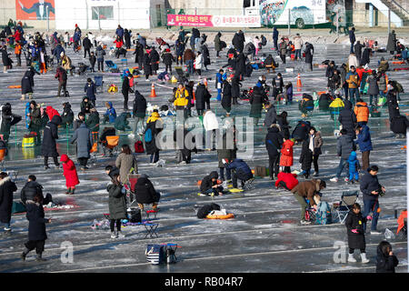 Hwacheon, Südkorea. 5 Jan, 2019. Die Leute fischen für Forellen auf einem zugefrorenen Fluss während der Sancheoneo Ice Festival in Hwacheon, Südkorea, Jan. 5, 2019. Als einer der größten Winter Veranstaltungen in Südkorea, die jährlichen dreiwöchigen Festival Leute auf dem gefrorenen Fluss, wo die Organisatoren Hwacheon bohren der Löcher im Eis und Forellen in den Fluss während der Festspielzeit zeichnet. In diesem Jahr das Festival dauert vom 5. bis 14.01.27. Credit: Wang Jingqiang/Xinhua/Alamy leben Nachrichten Stockfoto