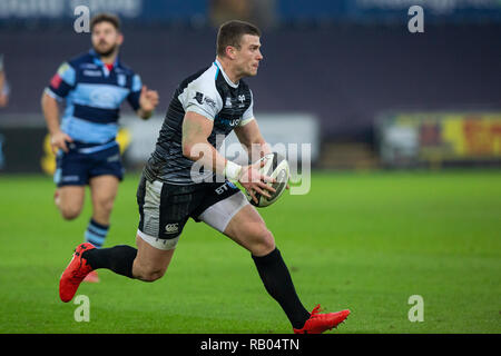 Fischadler center Scott Williams in das Guinness Pro 14 Rugby-Spiel zwischen Fischadler und Cardiff Blues Angriffe. Stockfoto