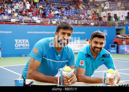 Pune, Indien. 5. Januar 2019. Rohan Bopanna und Divij Sharan, sowohl von Indien, stellen mit ihren verdoppelt Meisterschaft Trophäen bei Tata Open Maharashtra ATP Tennis Turnier in Pune, Indien gewonnen. Credit: karunesh Johri/Alamy leben Nachrichten Stockfoto