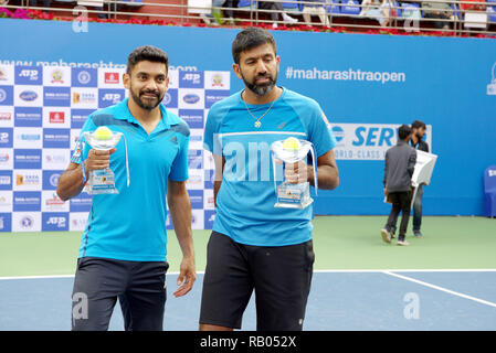 Pune, Indien. 5. Januar 2019. Divij Sharan und Rohan Bopanna, sowohl von Indien, stellen mit ihren verdoppelt Meisterschaft Trophäen bei Tata Open Maharashtra ATP Tennis Turnier in Pune, Indien gewonnen. Credit: karunesh Johri/Alamy leben Nachrichten Stockfoto