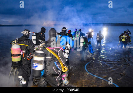 Brandenburg, Frankfurt, 05. Januar 2019, Brandenburg, Frankfurt (Oder): Am späten Nachmittag, bei der Dive 50. Neues Jahr, Taucher ins Wasser des Lake Helene. Der Höhepunkt des Tages war ein Feuerwerk und das Aussehen des Neptun sowie zahlreiche Taucher, die in das Wasser mit einem beleuchteten Weihnachtsbaum herabkam. Quelle: dpa Picture alliance/Alamy leben Nachrichten Stockfoto