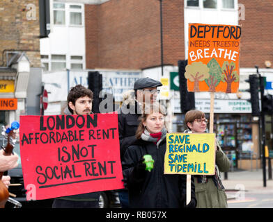 Eine Nahaufnahme von Demonstranten Banner tragen, stehen an der Kreuzung der Deptford in Deptford High Street und Broadway, während einer Kampagne Reginald Haus und Alten Tidemill Wildlife Garten, vor der Zerstörung durch Lewisham Rat, Deptford, Lewisham, South East London zu speichern. Stockfoto