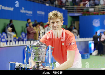 Pune, Indien. 5. Januar 2019. Kevin Anderson aus Südafrika wirft mit der WM-Trophäe, nachdem er das Tata Open Maharashtra 2019 ATP Tennis singles Titel in Pune, Indien. Credit: karunesh Johri/Alamy leben Nachrichten Stockfoto