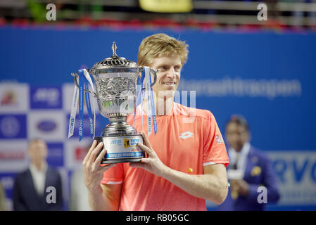 Pune, Indien. 5. Januar 2019. Kevin Anderson aus Südafrika wirft mit der WM-Trophäe, nachdem er das Tata Open Maharashtra 2019 ATP Tennis singles Titel in Pune, Indien. Credit: karunesh Johri/Alamy leben Nachrichten Stockfoto