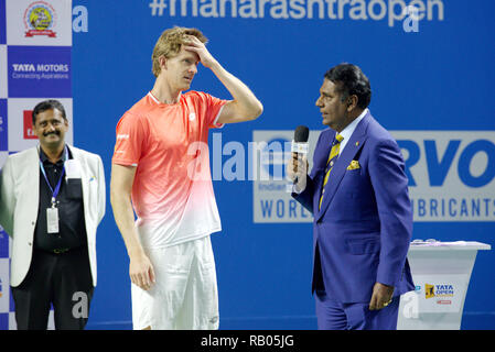 Pune, Indien. 5. Januar 2019. Kevin Anderson aus Südafrika spricht mit Vijay Amritraj während der Siegerehrung nach dem Gewinn der Tata Open Maharashtra 2019 ATP Tennis singles Titel in Pune, Indien. Credit: karunesh Johri/Alamy leben Nachrichten Stockfoto