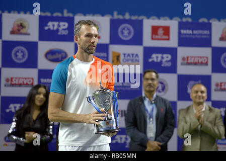 Pune, Indien. 5. Januar 2019. Ivo Karlovic von Kroatien mit den singles Runner-up-Trophäe bei Tata Open Maharashtra ATP Tennis Turnier in Pune, Indien. Credit: karunesh Johri/Alamy leben Nachrichten Stockfoto