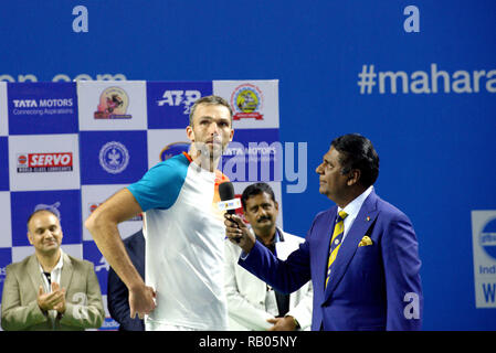 Pune, Indien. 5. Januar 2019. Ivo Karlovic von Kroatien, Zweiter in singles Titel, spricht mit Vijay Amritraj während der Siegerehrung bei Tata Open Maharashtra ATP Tennis Turnier in Pune, Indien. Credit: karunesh Johri/Alamy leben Nachrichten Stockfoto