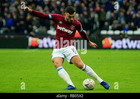 London, Großbritannien. 5. Januar 2018. Robert Snodgrass von West Ham United in Aktion. Die Emirate FA Cup, 3.Runde, West Ham United v Birmingham City an der London Stadium, Queen Elizabeth Olympic Park in London am Samstag, den 5. Januar 2019. Dieses Bild dürfen nur für redaktionelle Zwecke verwendet werden. Nur die redaktionelle Nutzung, eine Lizenz für die gewerbliche Nutzung erforderlich. Keine Verwendung in Wetten, Spiele oder einer einzelnen Verein/Liga/player Publikationen. Credit: Andrew Orchard sport Fotografie/Alamy leben Nachrichten Stockfoto