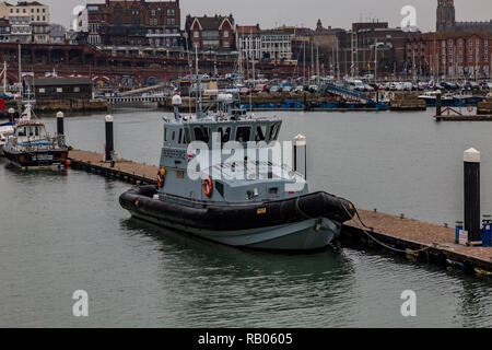 Ramsgate, Großbritannien. 5. Januar 2018. HMC wachsam in Ramsgate Hafen, kleinere Patrol Schiff vertäut neben HMC wachsam Credit: ernie Jordanien/Alamy leben Nachrichten Stockfoto