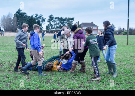 Haxey, Lincolnshire, Großbritannien. 05. Januar 2019. Die mittelalterliche Haxey Haube Spiel nimmt heute in der ruhigen North Lincolnshire Dörfer Haxey und Westwoodside. Nach dem Rauchen der Narr, Kinder nehmen an Ihre Version des Spiels. Dann die Erwachsenen kämpfen für die Haube. Stockfoto