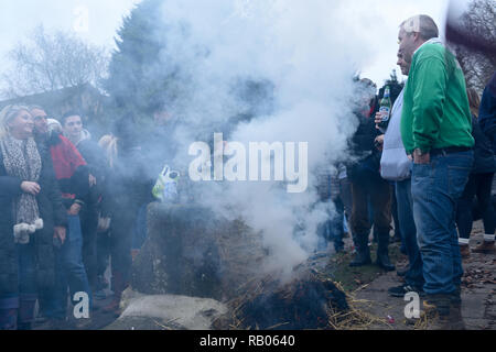 Haxey, Lincolnshire, Großbritannien. 05. Januar 2019. Die mittelalterliche Haxey Haube Spiel nimmt heute in der ruhigen North Lincolnshire Dörfer Haxey und Westwoodside. Rauchen der Narr findet vor der Schlacht für die Motorhaube zwischen den Dorfbewohnern. Stockfoto