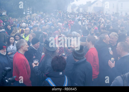 Haxey, Lincolnshire, Großbritannien. 05. Januar 2019. Die mittelalterliche Haxey Haube Spiel nimmt heute in der ruhigen North Lincolnshire Dörfer Haxey und Westwoodside. Rauchen der Narr findet vor der Schlacht für die Motorhaube zwischen den Dorfbewohnern. Stockfoto