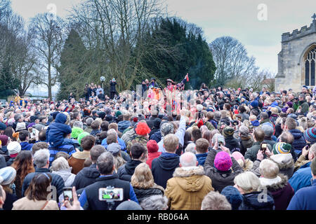 Haxey, Lincolnshire, Großbritannien. 05. Januar 2019. Die mittelalterliche Haxey Haube Spiel nimmt heute in der ruhigen North Lincolnshire Dörfer Haxey und Westwoodside. Die Narren durch eine große Menschenmenge im Schatten der Haxey Kirche umgeben. Stockfoto