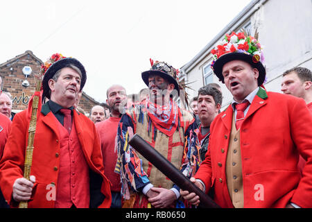 Haxey, Lincolnshire, Großbritannien. 05. Januar 2019. Die mittelalterliche Haxey Haube Spiel nimmt heute in der ruhigen North Lincolnshire Dörfer Haxey und Westwoodside. Englisch Volkslieder sind vor dem Spiel gesungen, John Gerste Mais, Landwirte Junge, und Kanonen. Stockfoto