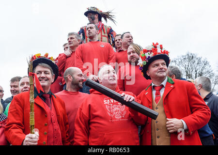 Haxey, Lincolnshire, Großbritannien. 05. Januar 2019. Die mittelalterliche Haxey Haube Spiel nimmt heute in der ruhigen North Lincolnshire Dörfer Haxey und Westwoodside. Englisch Volkslieder sind vor dem Spiel gesungen, John Gerste Mais, Landwirte Junge, und Kanonen. Boggins und Narr Gruppe Foto um das buttercross. Stockfoto