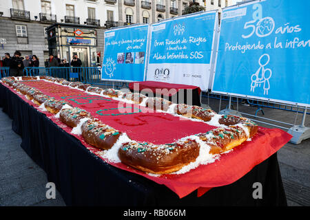 Madrid, Spanien. 5. Januar 2019. Den Kuchen auf den Tisch während der Veranstaltung im neuen Jahr von der NRO Aldeas Infantiles in Zusammenarbeit mit der Stadtverwaltung von Madrid organisiert gesehen. Teilnehmer genossen eine Roscón de Reyes (runde Kuchen der drei Weisen). Die Veranstaltung wurde organisiert, um das Bewusstsein der Bevölkerung über die Bedeutung der Familie Momente genießen anheben, so dass die Kinder wachsen glücklich. Credit: SOPA Images Limited/Alamy leben Nachrichten Stockfoto