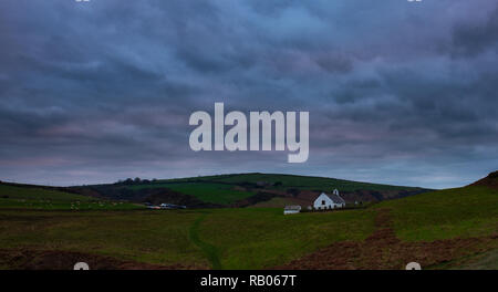 Mwnt, Ceredigion, West Wales. UK. 5. Januar 2019. UK Wetter: Moody Wolken über dem malerischen Mwnt Kirche in der Dämmerung zu sammeln. Credit: Celia McMahon/Alamy leben Nachrichten Stockfoto