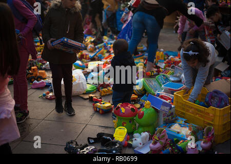 Malaga, Spanien. 5. Januar 2018. Kinder gesehen, die sich an einer epiphanie Feier von der Liebe NGO, Ángeles Malagueños de la noche (Malaga's Engel der Nacht organisiert). Spielzeug für Kinder als Teil der Veranstaltung, die traditionell vor der Parade der drei Weisen erfolgt verteilt. Credit: SOPA Images Limited/Alamy leben Nachrichten Stockfoto