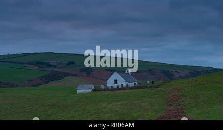 Mwnt, Ceredigion, West Wales. UK. 5. Januar 2019. UK Wetter: Moody Wolken über Mwnt in der Abenddämmerung. Credit: Celia McMahon/Alamy leben Nachrichten Stockfoto