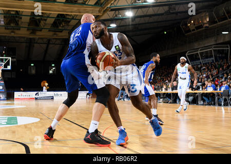 Karlsruhe, Deutschland. 05 Jan, 2019. Cyrus Lamont Tate (Lions) im Duell mit Michael Haucke (Schalke 04). GES/Basketball/ProA: PSK Lions - Schalke 04 - 05.01.2019 | Verwendung der weltweiten Kredit: dpa/Alamy leben Nachrichten Stockfoto