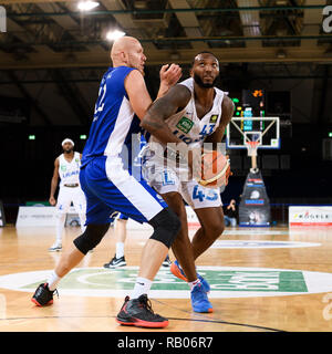 Karlsruhe, Deutschland. 05 Jan, 2019. Cyrus Lamont Tate (Lions) im Duell mit Michael Haucke (Schalke 04). GES/Basketball/ProA: PSK Lions - Schalke 04 - 05.01.2019 | Verwendung der weltweiten Kredit: dpa/Alamy leben Nachrichten Stockfoto