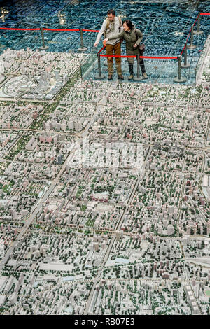 Peking, Hebei, China. 5 Jan, 2019. Touristen eine Stadtplanung Ausstellung in Peking, China. Credit: Wiktor Dabkowski/ZUMA Draht/Alamy leben Nachrichten Stockfoto