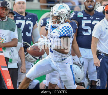 Orlando, Florida, USA. 1 Jan, 2019. Die Kentucky Lynn Bowden Jr. #1 nach unten läuft der Nebenerwerb während der Citrus Bowl Fußballspiel zwischen den Kentucky Wildkatzen und der Penn State Nittany Lions im Camping Welt Stadion in Orlando, Florida. Kyle Okita/CSM/Alamy leben Nachrichten Stockfoto