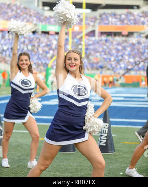 Orlando, Florida, USA. 1 Jan, 2019. Eine Penn State Cheerleader führt an der Seitenlinie während der Citrus Bowl Fußballspiel zwischen den Kentucky Wildkatzen und der Penn State Nittany Lions im Camping Welt Stadion in Orlando, Florida. Kyle Okita/CSM/Alamy leben Nachrichten Stockfoto