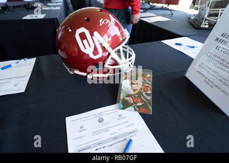 Pasadena, CA. 01 Jan, 2019. Baker Mayfield unterzeichnet Oklahoma Helm vor dem Washington Huskies vs Ohio State Buckeyes im Rose Bowl in Pasadena, Ca. Am 01 Januar, 2019 (Foto von Jevone Moore) Credit: Csm/Alamy leben Nachrichten Stockfoto