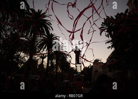 Malaga, Spanien. . 5 Jan, 2019. Ein Feuerwehrmann silhouetted wirft Bänder, als er an der Parade findet während der Erscheinung des Herrn feiern, ein Drei Weisen Parade. Credit: Jesus Merida/SOPA Images/ZUMA Draht/Alamy leben Nachrichten Stockfoto