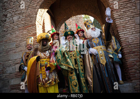 Malaga, Spanien. . 5 Jan, 2019. Die drei Weisen zu sehen sind für die Medien posiert, wie sie Teil an der Parade während der Erscheinung des Herrn feiern, ein Drei Weisen Parade. Credit: Jesus Merida/SOPA Images/ZUMA Draht/Alamy leben Nachrichten Stockfoto