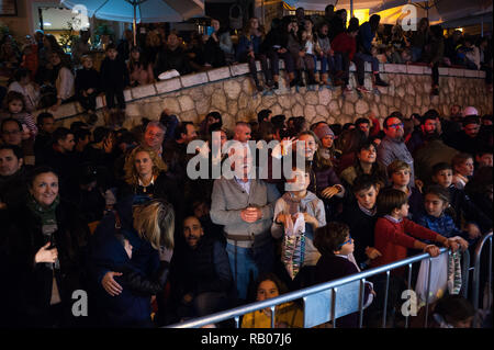 Malaga, Spanien. . 5 Jan, 2019. Menschen warten auf die drei Weisen, wie sie Teil an der Parade während der Erscheinung des Herrn feiern, ein Drei Weisen Parade. Credit: Jesus Merida/SOPA Images/ZUMA Draht/Alamy leben Nachrichten Stockfoto